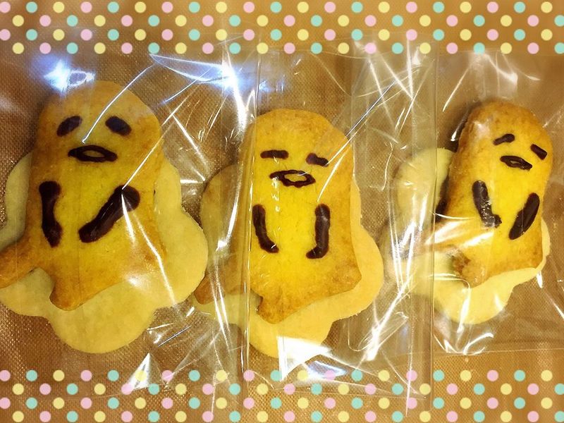 偽蛋黃哥 ><