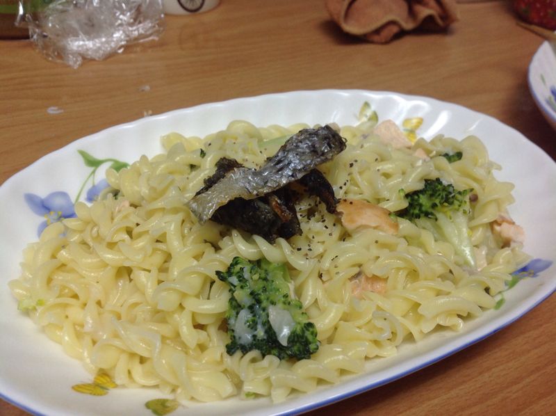 【用剩菜做好菜】蒜香鮭魚牛奶義大利麵