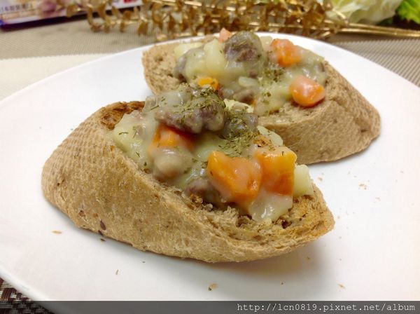 豆渣麵包佐白醬牛腩