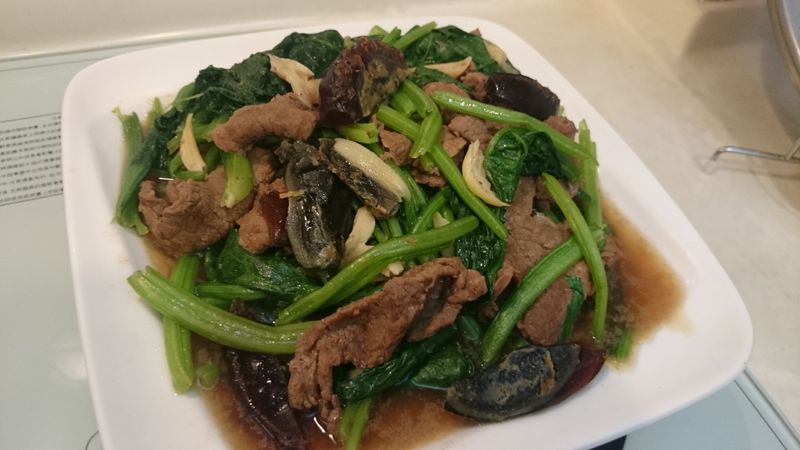 蠔油牛肉炒皮蛋菠菜