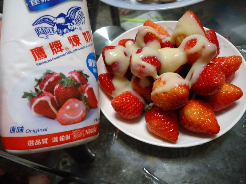 草莓酌煉乳『鷹牌煉乳』