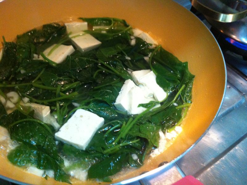 【地瓜葉豆腐湯】湯汁中有青菜的清甜味