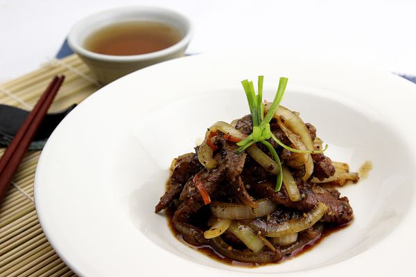 【快樂煮義】黑胡椒洋蔥牛柳