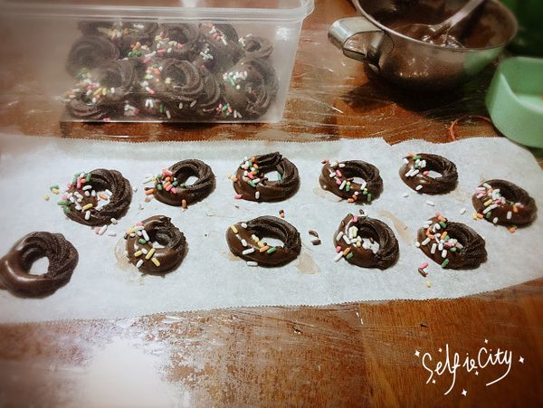 ∵ 巧克力奶油圈餅 ∴