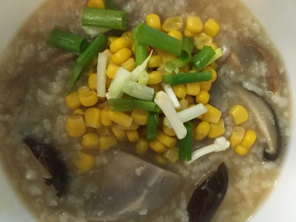 電子鍋料理-香菇芋頭肉絲玉米粥