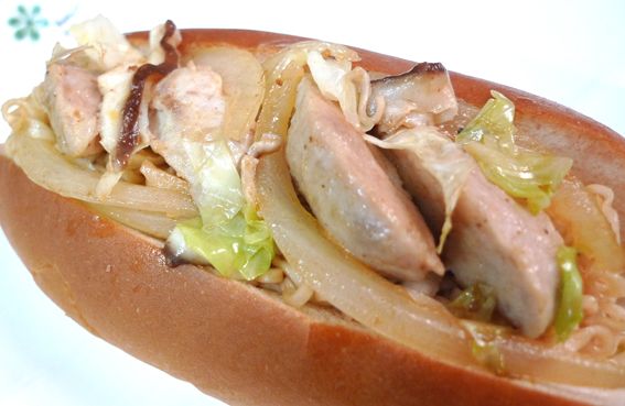 貢丸香菇蒜味"炒麵麵包"