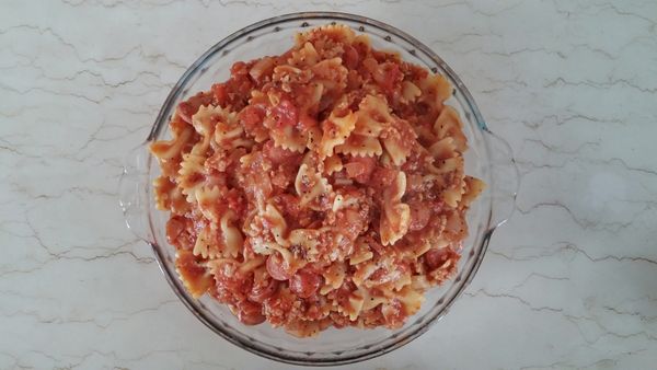 黑椒肉末蕃茄香腸蝴蝶麵