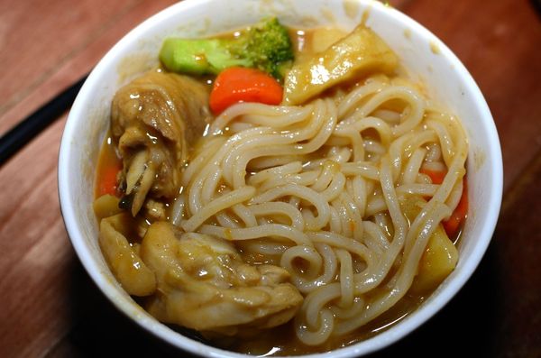 咖哩雞腿拌麵