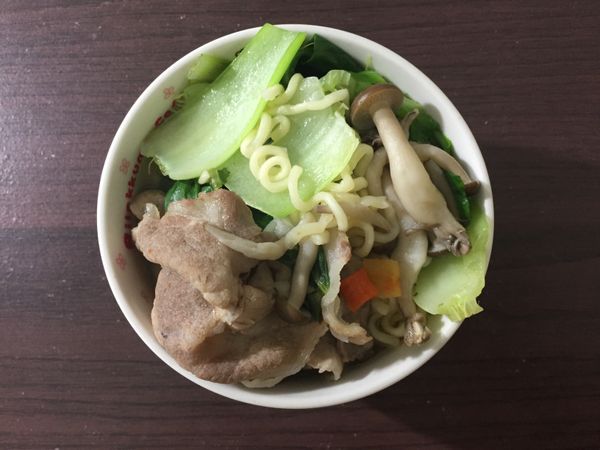 【懶人料理】便利肉片蔬菜麵