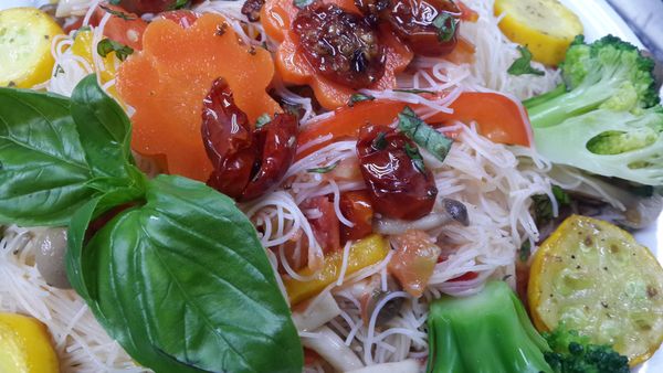 義式油漬番茄佐青醬炒米粉