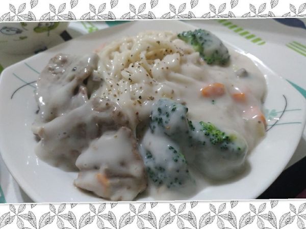 蔬菜豬肉白醬拌麵