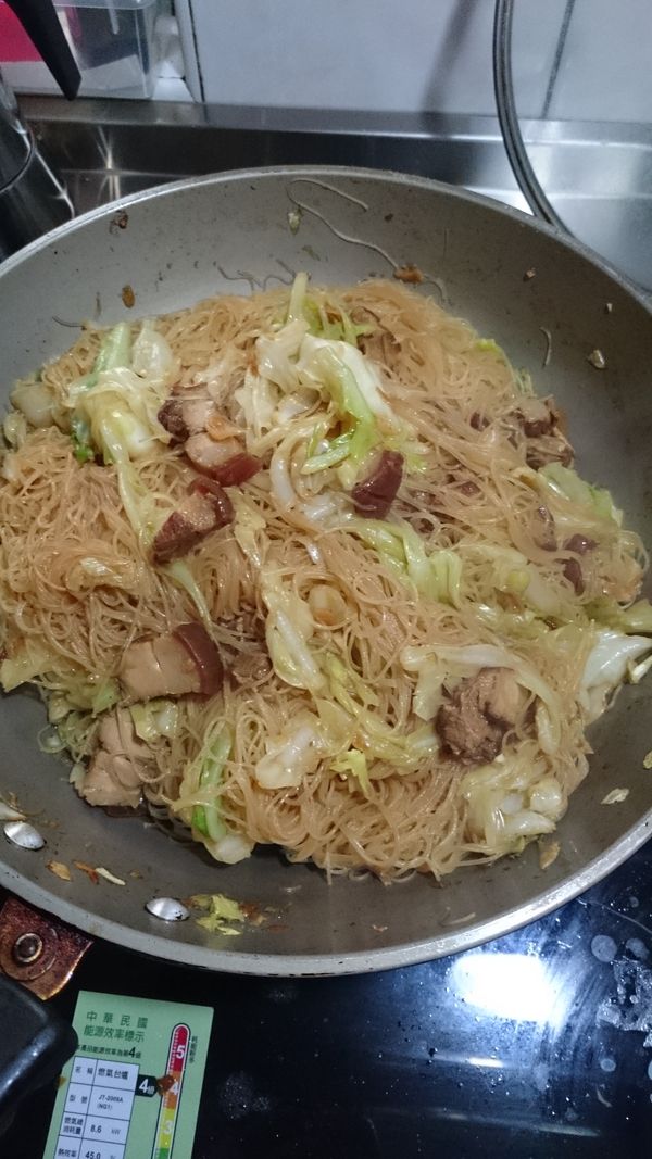 冰箱剩的滷肉炒米粉