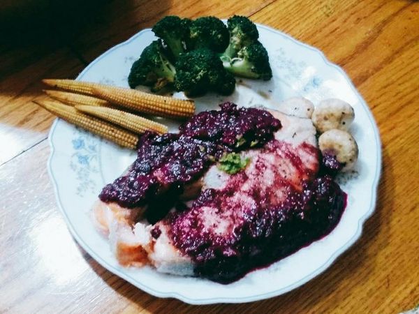 香煎鮭魚排佐藍莓酪梨醬