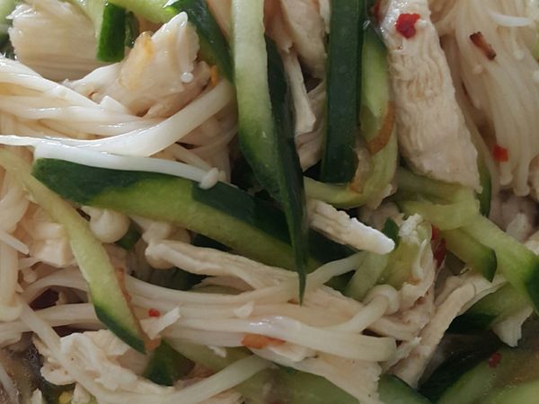 鸡丝拌金针菇小黄瓜