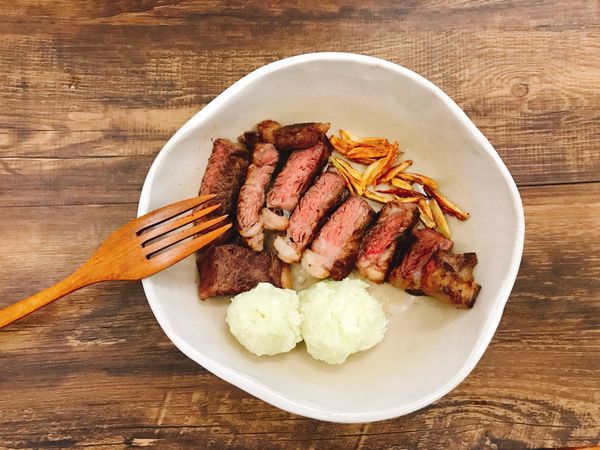 週末的煎牛排佐白花椰菜泥