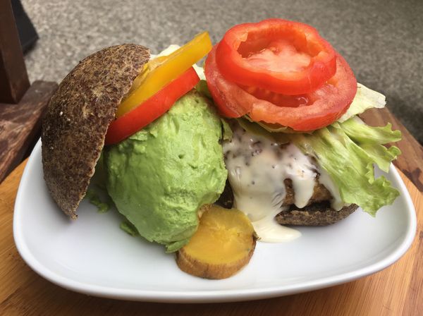 五顏六色酪梨起司漢堡