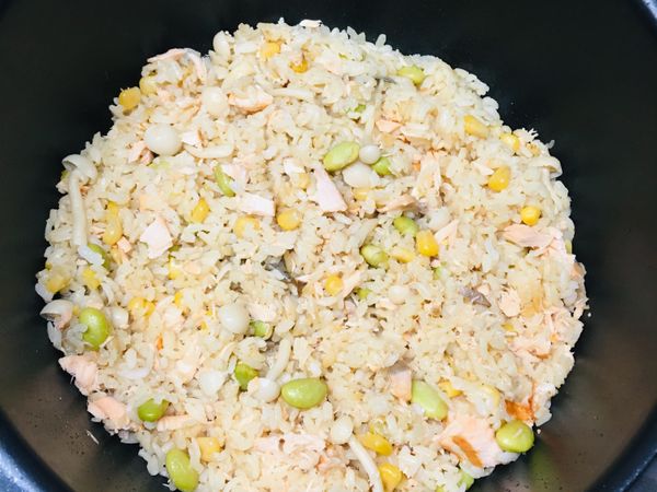 ［飛利浦萬用鍋］鮭魚雜菜炊飯 金小萬