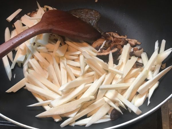 【皇兒廚藝♥】炒香菇筊白筍