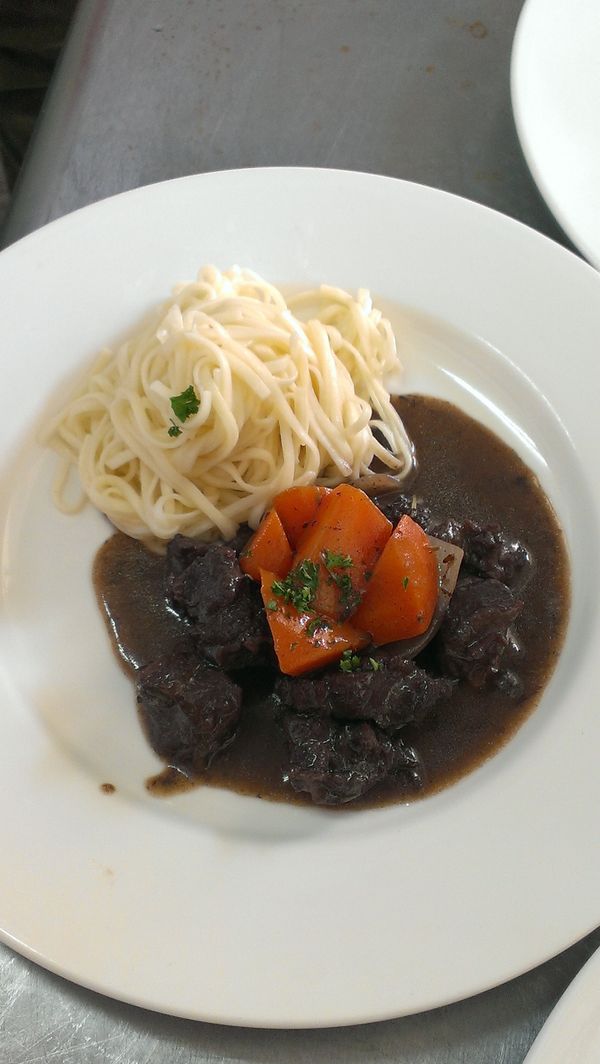 #紅酒燴牛肉附奶油雞蛋麵