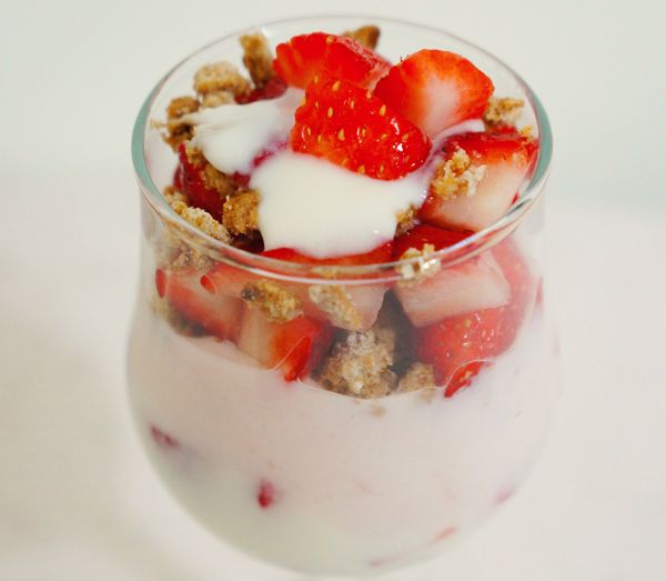 《草莓就愛鷹牌煉奶》草莓餅乾優格