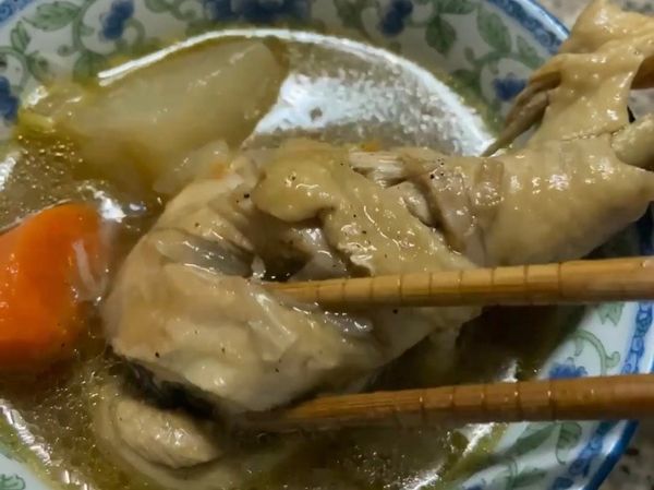 秋冬快到啦～來點暖身湯品「黑胡椒洋蔥雞」