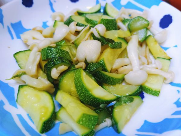 營養補鐵消水腫~櫛瓜料理~櫛瓜炒鴻喜菇