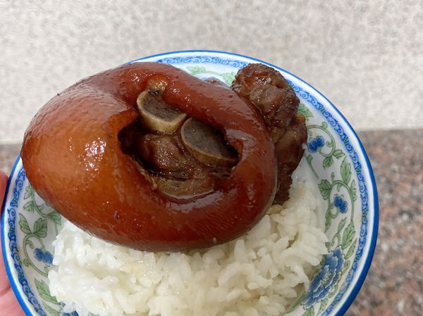 ～滷豬腳～自家做法。豬腳麵線也很可以😌