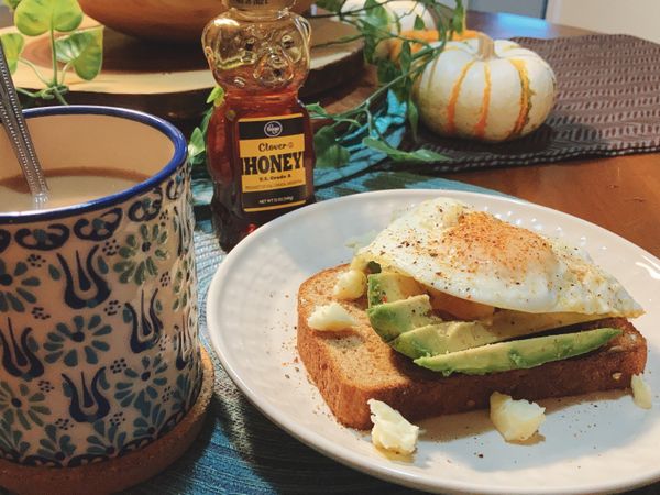 簡易高鈣營養早餐《酪梨蛋吐司》