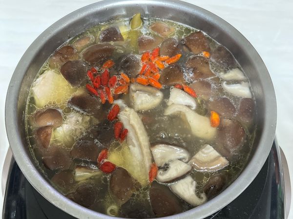 🧡剝皮辣椒雞湯