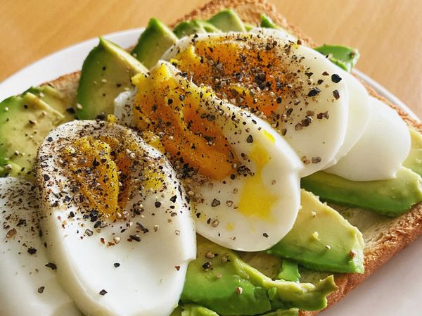 酪梨溏心蛋吐司