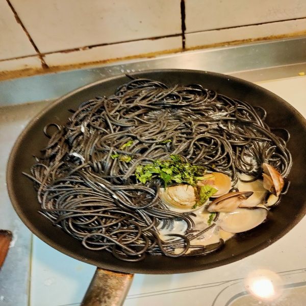 香蒜墨魚佐白醬蛤蠣義大利麵