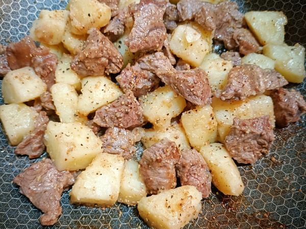 香煎牛肩里肌拌炒馬鈴薯