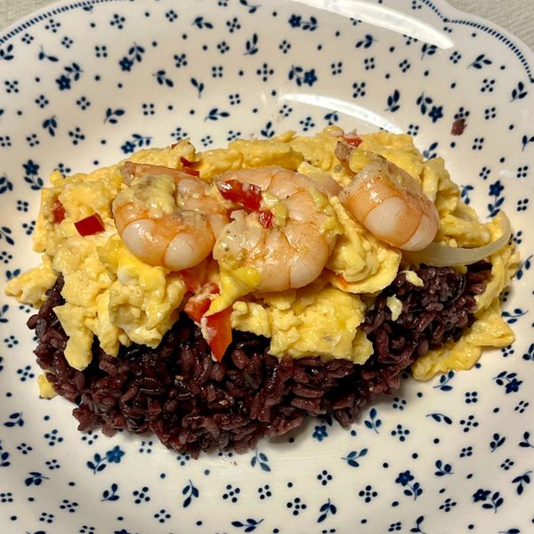 滑蛋蝦仁黑米飯