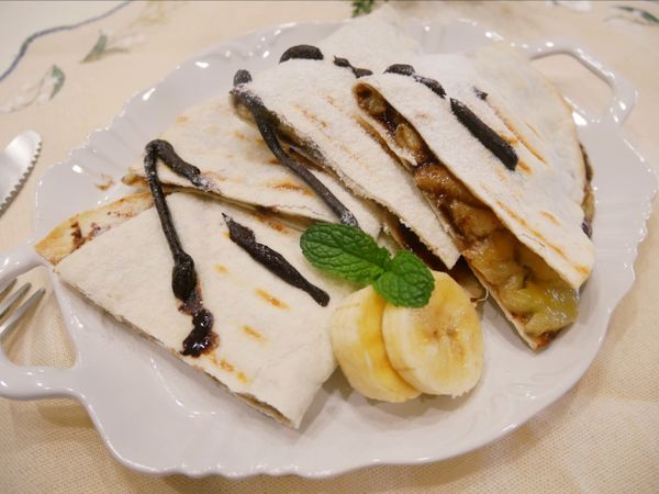 鬆餅機「巧克力香蕉薄餅」外脆內軟。