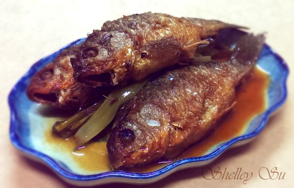 蔥燒鯽魚