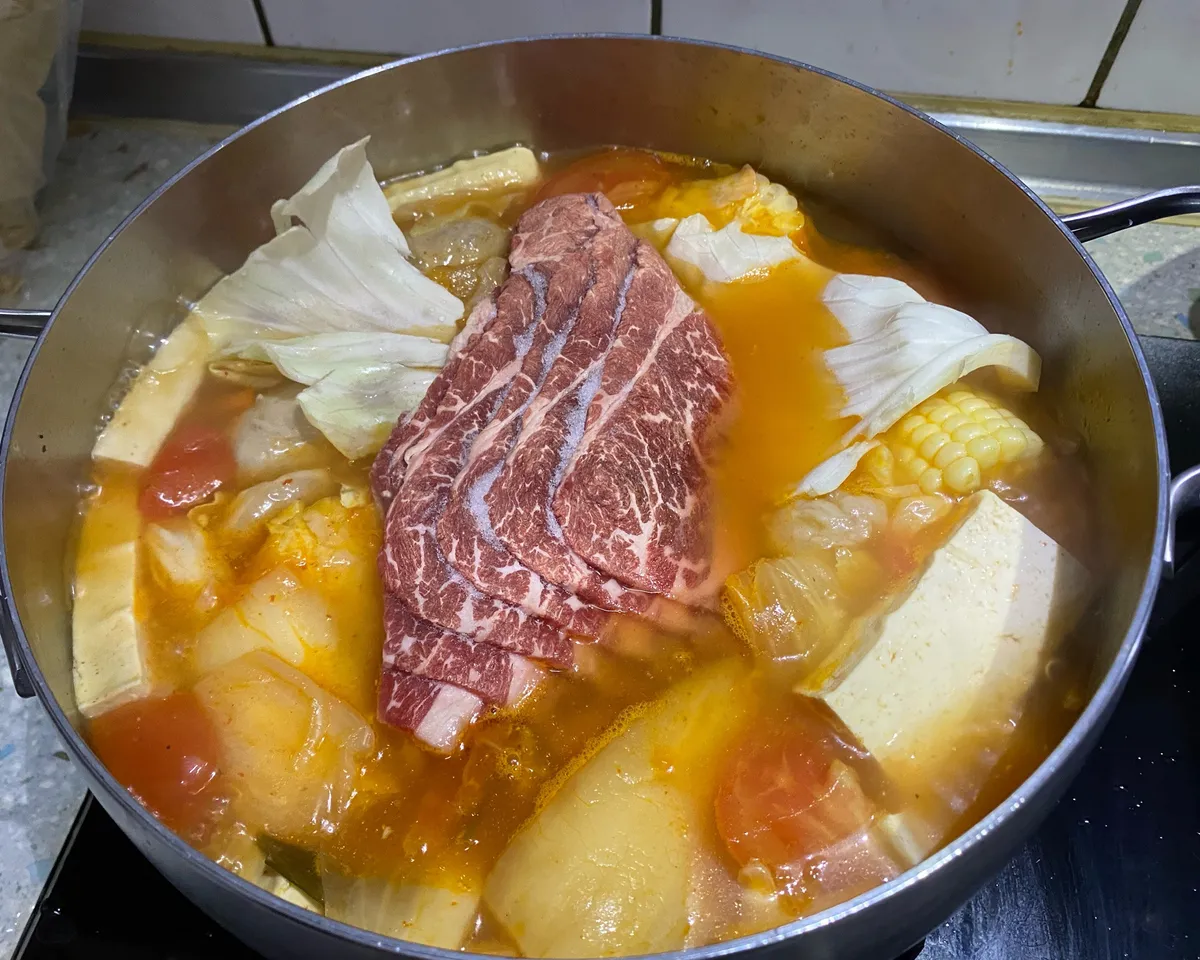泡菜牛肉火鍋（炒泡菜鍋底教學）