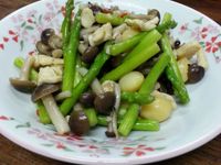 蘆筍白果鴻喜菇炒雞肉