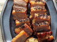 東販小食堂：一指搞定 烤鹽漬豬肉蒜頭