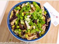 黑木耳醬炒肉絲蓋飯．柯媽媽の植物燕窩
