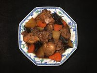 紅、白蘿蔔和白背黑木耳燉雞肉