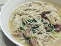 媽媽的家常菜。奶油金針菇炒肉絲