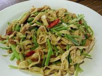 豆皮炒芹菜