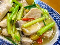 ღ小吟愛做菜ღ芹菜蒜味炒鯊魚肉