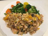 高蛋白「鮭魚蛋炒糙米飯」385卡
