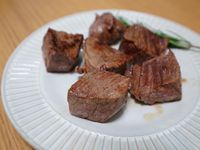 迷迭香煎牛排。骰子菲力牛排!