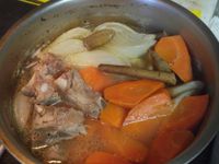 龍骨熬煮高湯