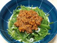 辣肉醬拌菠菜