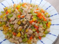 剝皮辣椒炒鮮蔬肉末