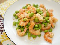 毛豆炒蝦仁。簡易便當菜