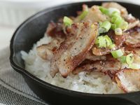 鹽麴豬五花蒜香拌飯，熱騰騰的半調理常備菜